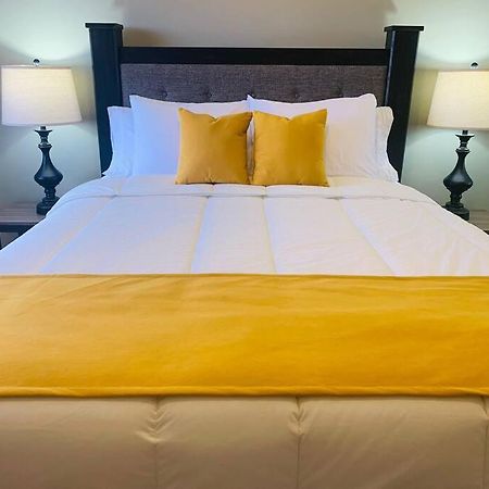 Odyssey On The 5Th - Exquisite Luxury Apt Кингстън Екстериор снимка