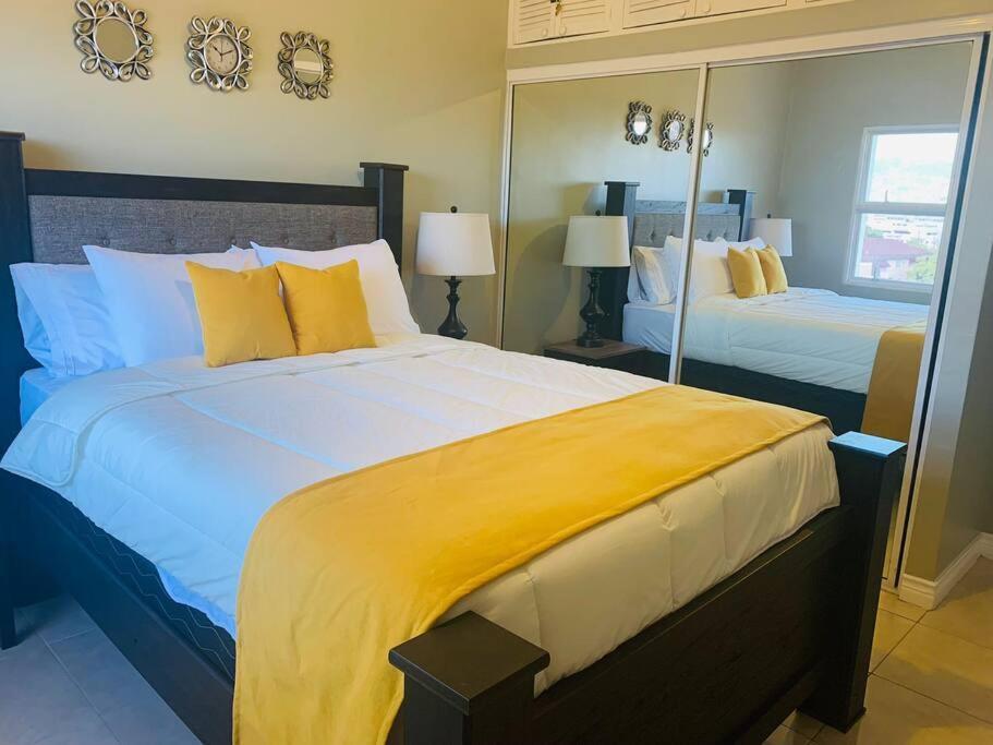 Odyssey On The 5Th - Exquisite Luxury Apt Кингстън Екстериор снимка