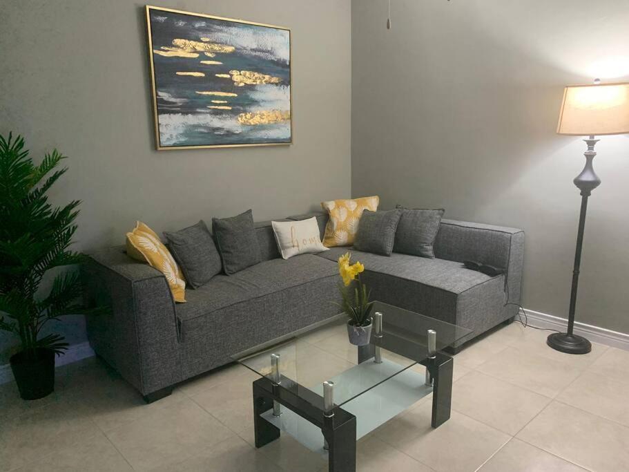 Odyssey On The 5Th - Exquisite Luxury Apt Кингстън Екстериор снимка