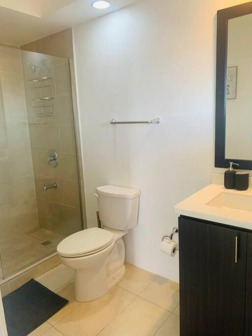 Odyssey On The 5Th - Exquisite Luxury Apt Кингстън Екстериор снимка