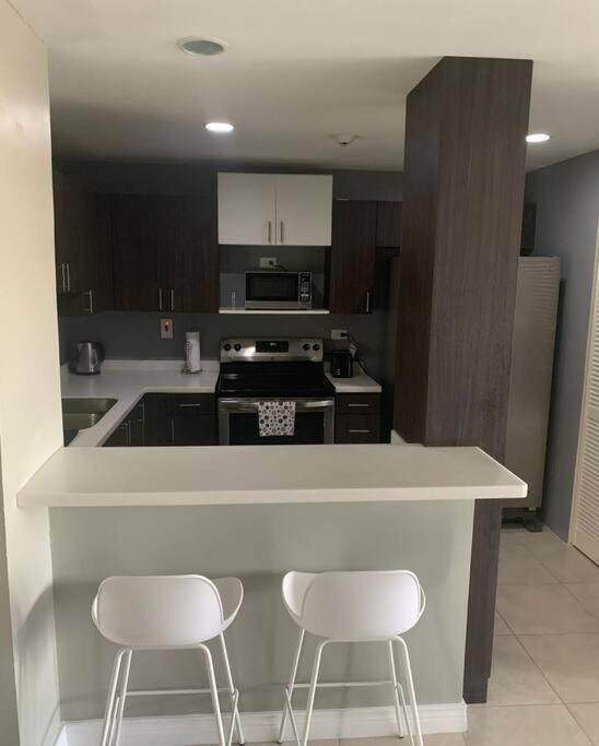 Odyssey On The 5Th - Exquisite Luxury Apt Кингстън Екстериор снимка
