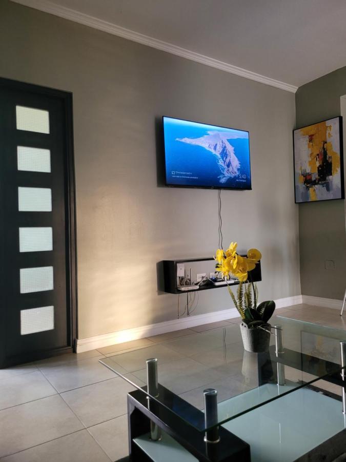 Odyssey On The 5Th - Exquisite Luxury Apt Кингстън Екстериор снимка